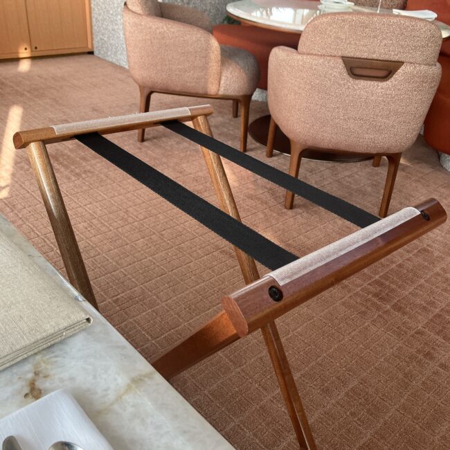 パークハイアット東京のラウンジで、アフタヌーンティースタンドを載せるための木製の折りたたみ式フレームが用意された様子。