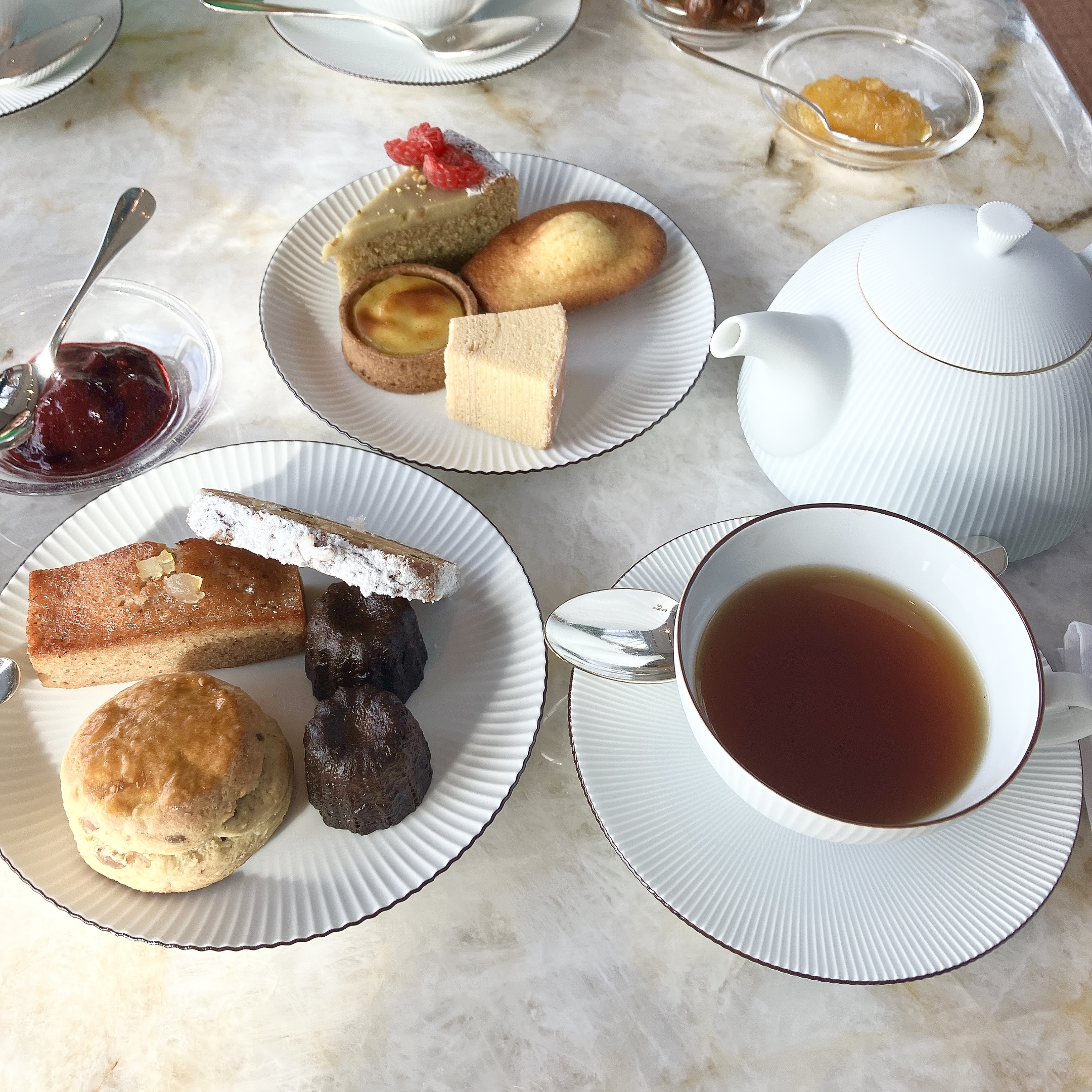 パークハイアット東京のアフタヌーンティー。リニューアル後のモダンなリブデザインの茶器と、33種類のティーリストから選んだ琥珀色のシングルオリジンティー。