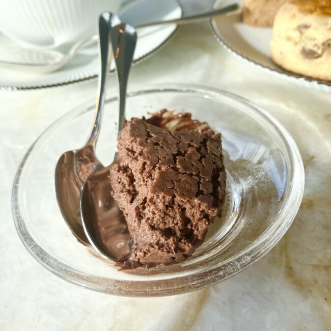 チョコムース:紅茶仲間が「夢のように美味しい!」と絶賛。濃厚でとろけるような食感です。スプーンが2本添えられている。