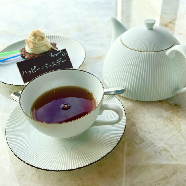 2025年リニューアル後のパークハイアット東京で使用されている新しいティーセット。モダンでスタイリッシュな白いリブ(縞模様)が入ったポットと、口広のティーカップ。