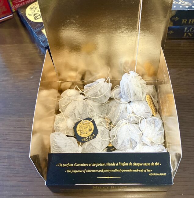 マリアージュフレール独自の「モスリンコットン・ティーバッグ」が収められたミルキーブルーのパッケージ。手触りの良い布製バッグから、ウーロン茶の繊細な香りが漂うような臨場感のあるクローズアップ写真。