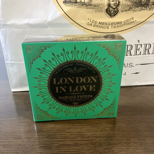 マリアージュフレールの「ロンドン イン ラブ」の正方形の外箱。鮮やかなエメラルドグリーンにゴールドの装飾。