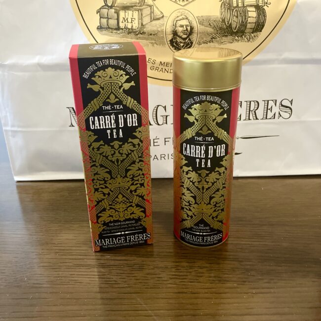 マリアージュフレールの「カレ ドール」の装丁缶と外箱。黒と赤の背景に豪華なゴールドの紋章。