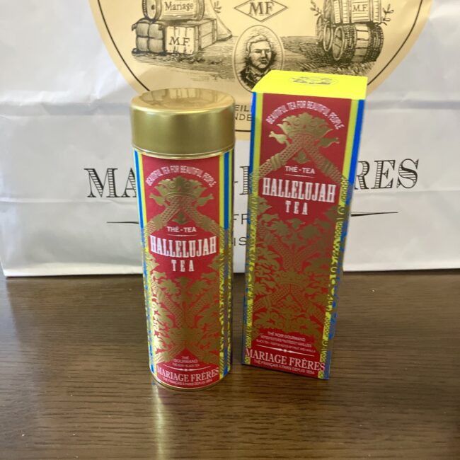 マリアージュフレールの「ハレルヤ」の装丁缶と外箱。鮮やかな赤地にゴールドの王冠モチーフが描かれている。