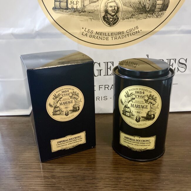 マリアージュフレールの「インペリアル スーチョン」の黒い丸缶と外箱。今回の目玉である日本未発売銘柄。