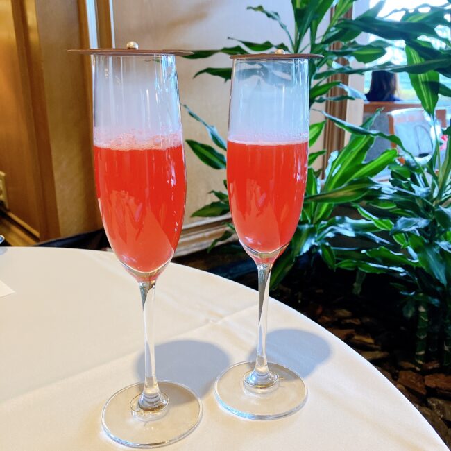 2023年椿山荘チョコ＆ストロベリーアフタヌーンティーの限定モクテル。グラス上部の空間にドライアイスの煙を閉じ込めた、香りと演出を楽しむギミックドリンク。名門ラウンジの技術力の高さを示すアーカイブ。