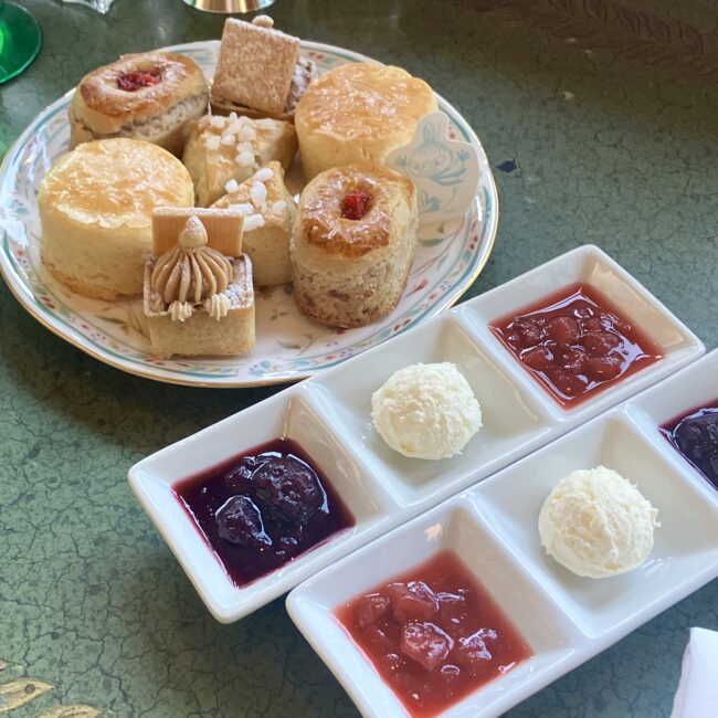 椿山荘ル・ジャルダンのアフタヌーンティー中段。コケモモとクルミのスコーン、リトルミイのタルト、たっぷりのクロテッドクリームとジャム。