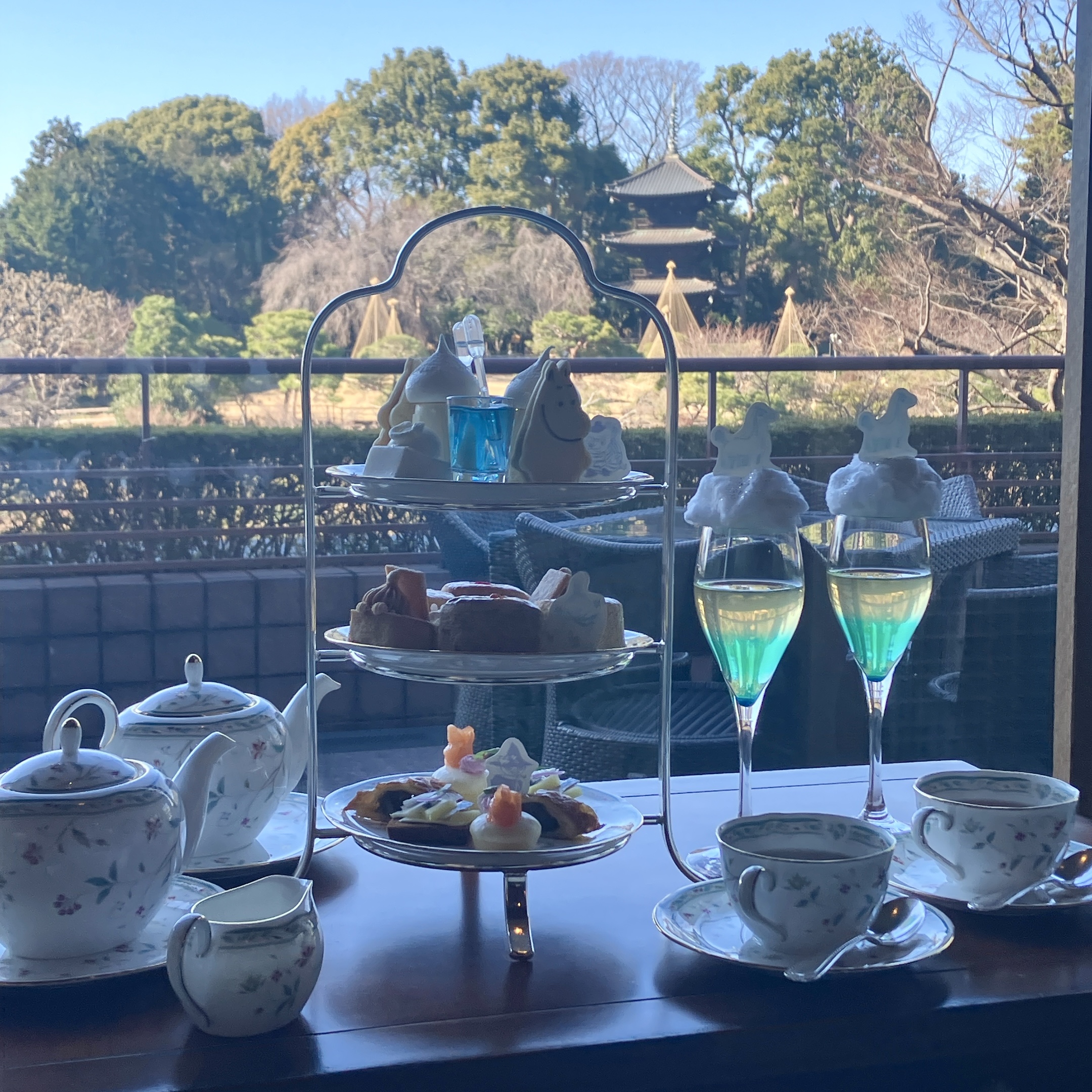 【2026年決定版】椿山荘×ムーミン初コラボ完全攻略。紅茶マニアが解き明かす「絶品スコーンの持ち帰り・ロンネフェルトペアリングの極意」と「冬の庭園」