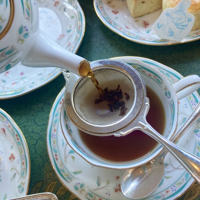 椿山荘ル・ジャルダンの紅茶提供スタイル。ティーストレーナーを使った本格的なポットサービス。