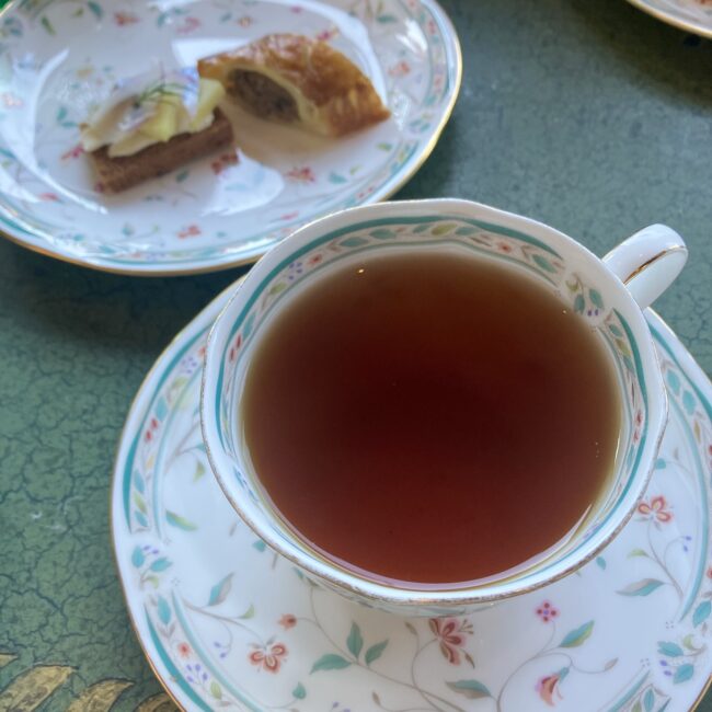 ホテル椿山荘東京ル・ジャルダンのアフタヌーンティー。北欧風セイボリー（ニシンのマリネ、ミートパイ）に合わせて注文した中国紅茶「キームン」の水色（すいしょく）。