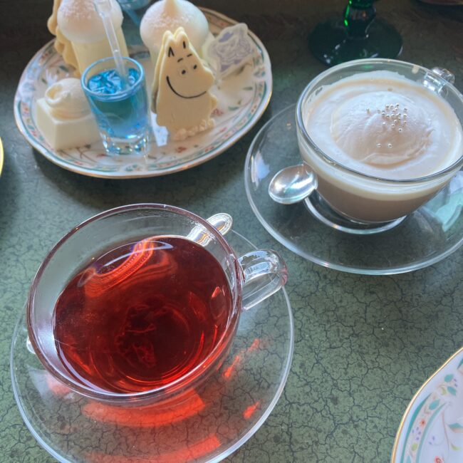 ホテル椿山荘東京「ル・ジャルダン」の2026年冬限定シーズナルティーメニュー。北欧のホットワインをイメージしたハーブティー「グロッグ」や、冬眠から目覚めた夜をイメージした「ホワイトポップミルクティー」の解説文。