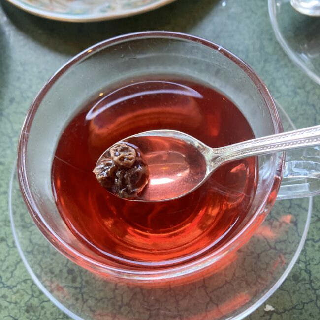 北欧の冬の定番、ホットワイン（グロッギ）を紅茶で表現した一杯。スプーンにのったドライレーズンが、スパイスの効いたハーブティーの中でゆっくりと甘みを放ちます。