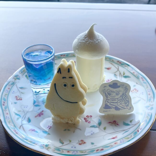 椿山荘ムーミンアフタヌーンティー上段。雪降るムーミンやしきのケーキ、オーロラジュレ、ムーミンクッキー、しっぽのムース。