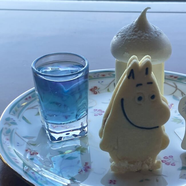 オーロラをイメージした色が変わるジュレとムーミンクッキー。青から紫へのグラデーション。