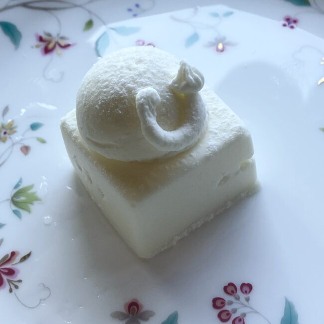 ムーミンのしっぽをイメージしたヨーグルトムース。椿山荘アフタヌーンティーの限定スイーツ。