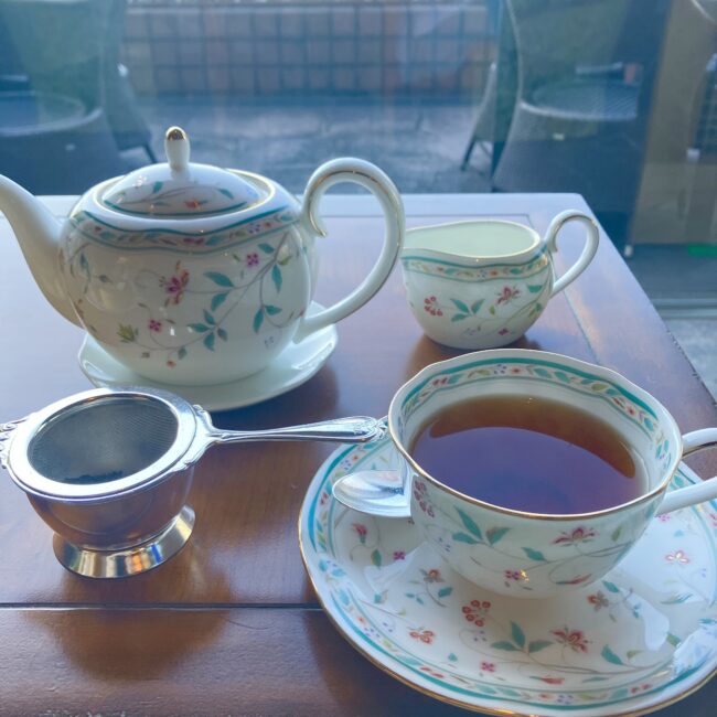 ロンネフェルトの紅茶「バニラ＆ペア」のティーセット。椿山荘ル・ジャルダンの花柄ティーポットとカップ、ミルクピッチャー、茶越し。