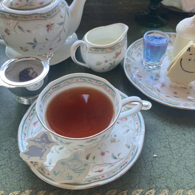 ロンネフェルトのルイボスバニラとバニラ＆ペア。ムーミンクッキーとのペアリングを楽しむティータイム。