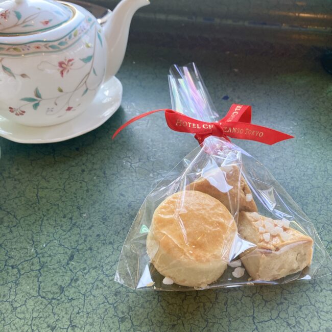 椿山荘ル・ジャルダンで持ち帰り用にリボンでラッピングされたスコーンとティーポット。