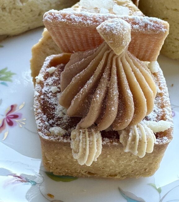 ムーミンアフタヌーンティー限定「リトルミイのかくれんぼタルト」。濃厚なマロンクリームが絞られた四角いタルトの拡大写真。