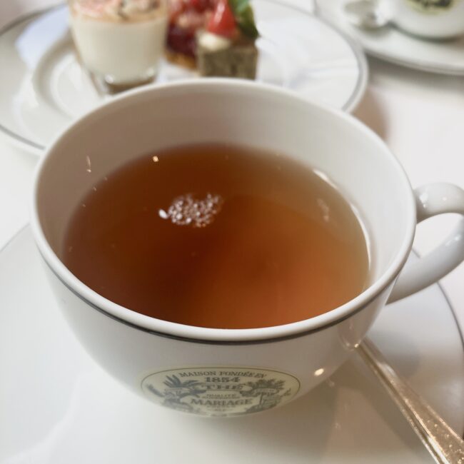 マリアージュフレールの2026年干支銘柄「UME CHA 2026（ウメ チャ 2026）Ref. TE8726」。白磁のティーカップに注がれた、透明感のある美しい水色のブラックティー。