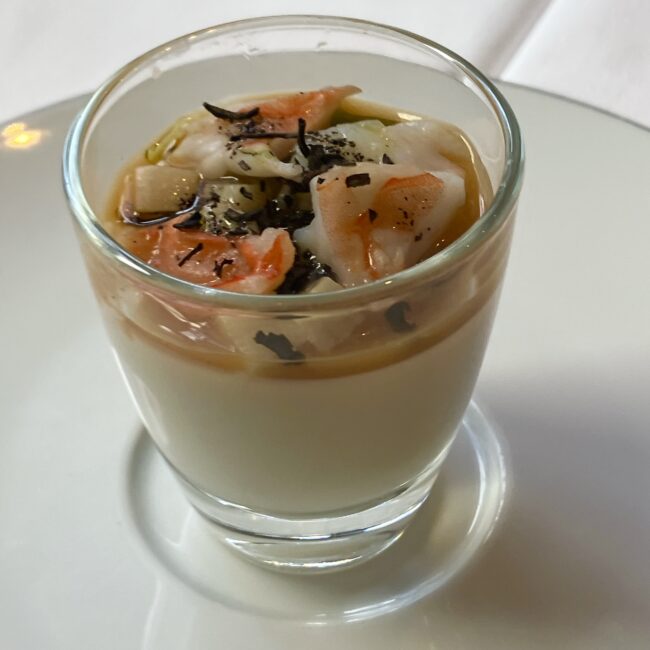「ロワ デ アールグレイ」の香るパースニップのブランマンジェと、天使の海老が入ったヴェリーヌ。