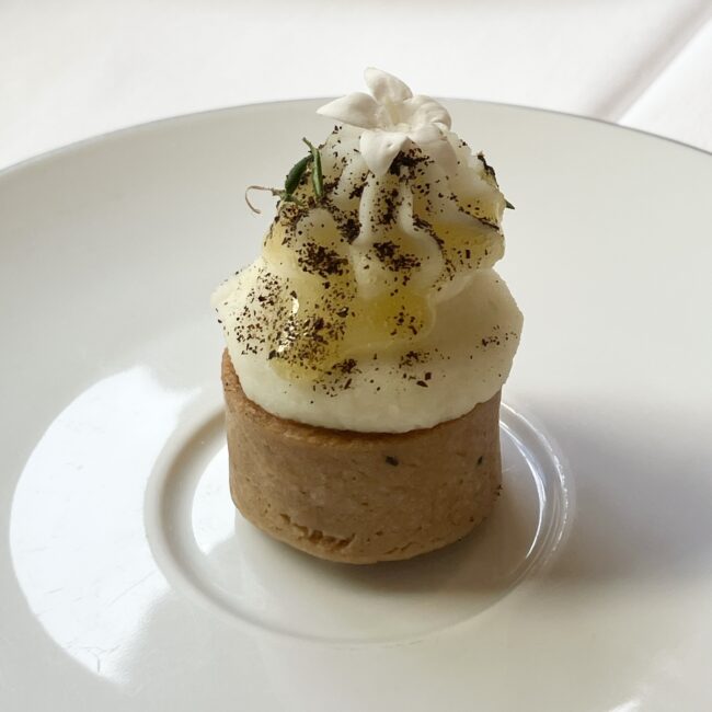 エスプリ ド ノエル」の香りをまとった、鴨のリエットと馬鈴薯のムースリーヌによる「祝祭のツリー」。