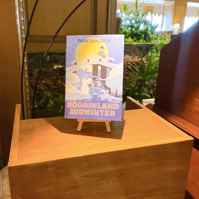 椿山荘ル・ジャルダン入り口に飾られたトーベ・ヤンソンの原作小説『ムーミン谷の冬（Moominland Midwinter）』。