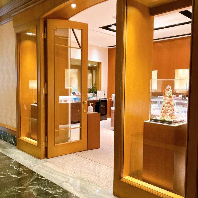 ホテル椿山荘東京のホテル棟3階にあるショップ「セレクションズ」の外観入口。