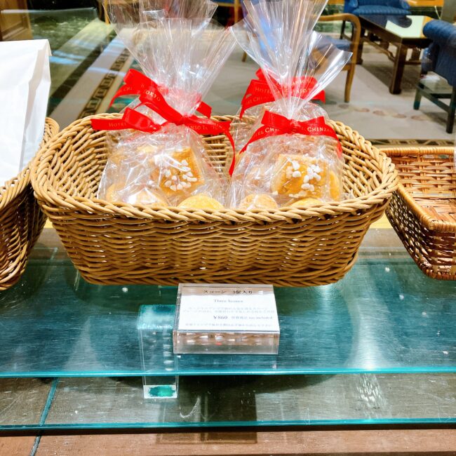 ショップ「セレクションズ」のショーケースに並ぶテイクアウト用のスコーン3個入り。