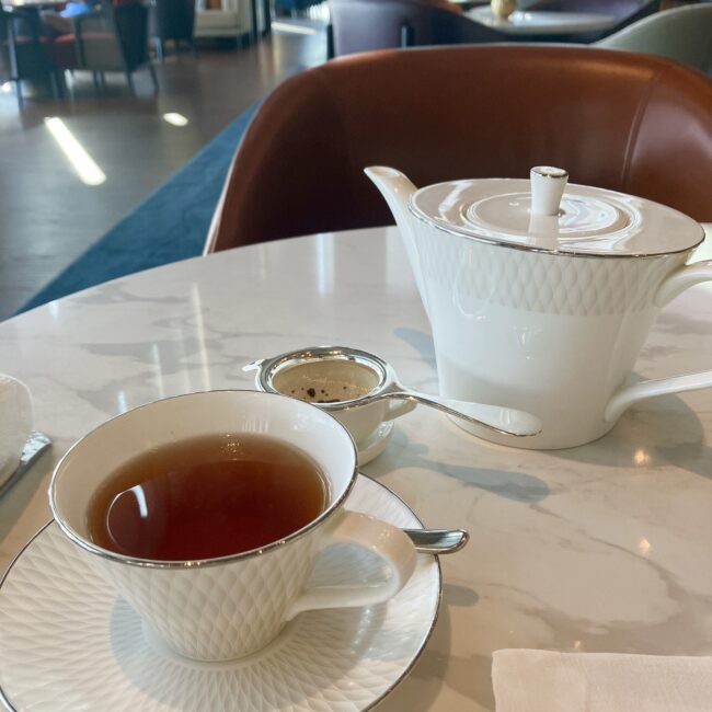 日本の洋食器ブランド「NARUMI（ナルミ）」の白磁ティーセットに注がれた、赤褐色のフェアモント東京オリジナルブレンドティー。