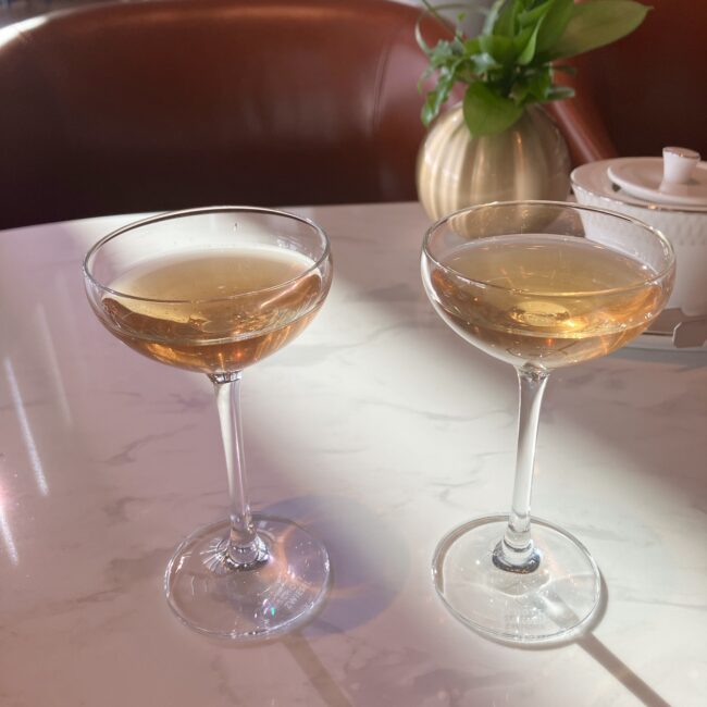 繊細なカットが施されたグラスに注がれた、琥珀色のウェルカムドリンク。デンメアティーハウスの「ストロベリークリーム」という紅茶をトニックウォーターで割っている。