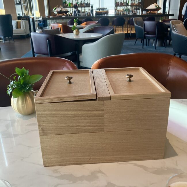 フェアモント東京のアフタヌーンティー。テーブルに運ばれてきた三段の木箱。