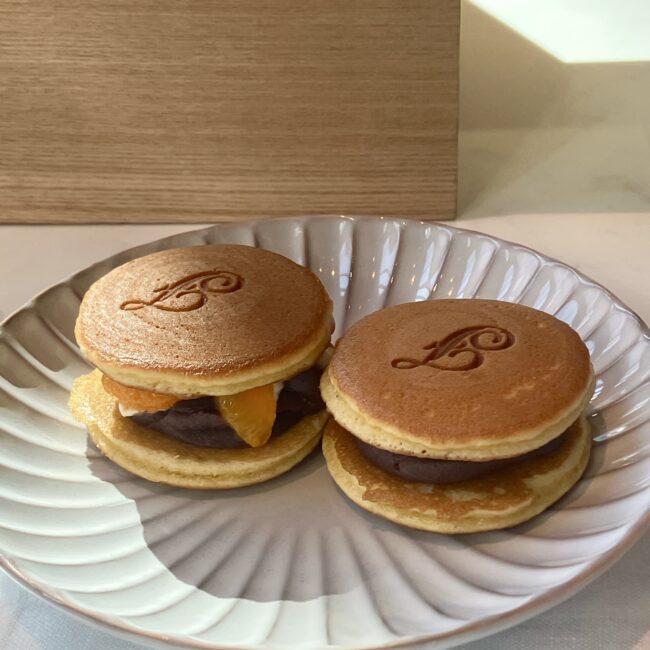 フェアモント東京のロゴの焼き印が入った、焼きたてのどら焼き。あんことみかん。