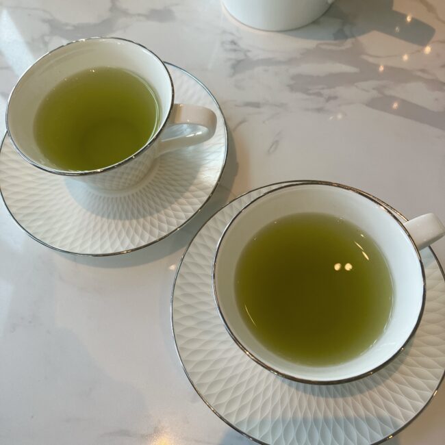 フェアモント東京の山本山。2つのティーカップに注がれた日本茶の比較。左は明るい水色の鹿児島・知覧茶、右は少し濃い水色の埼玉・狭山茶。