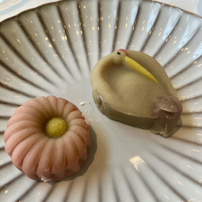 鶴を模した練り切りと、菊の花のようなピンク色の和菓子。