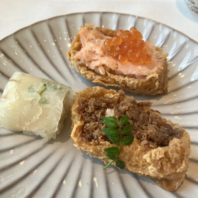 いくらと鮭が乗ったお稲荷さん、鰹節のお稲荷さん、ヒラメの巻き寿司。