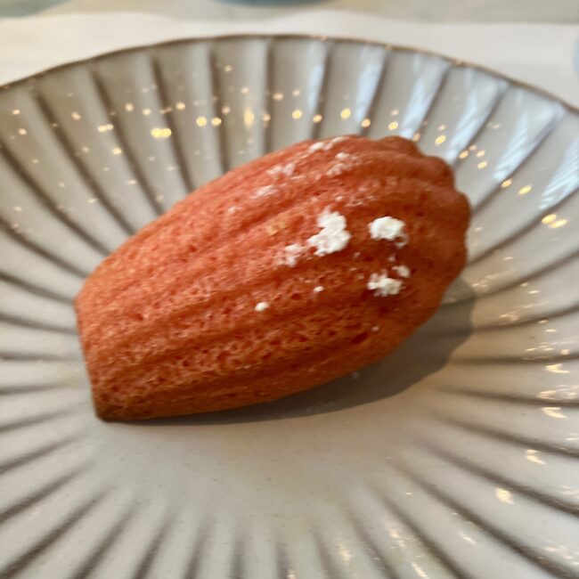 鮮やかなピンク色に焼き上げられた、フェアモント東京のいちごマドレーヌ。縁には香ばしい焼き色がつき、中央がふっくらと盛り上がっている。