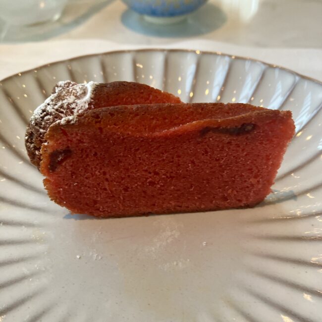 鮮やかなピンク色で、驚くほどキメが細かいストロベリーパウンドケーキの断面。