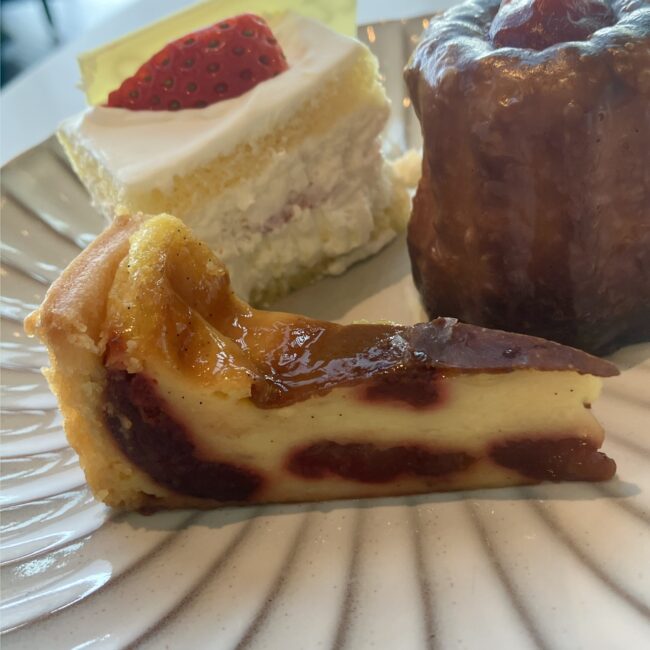 フランス・ブルターニュ地方の伝統菓子「ファーブルトン」。プリンのような弾力のある断面の中に、甘酸っぱい苺が焼き込まれている。