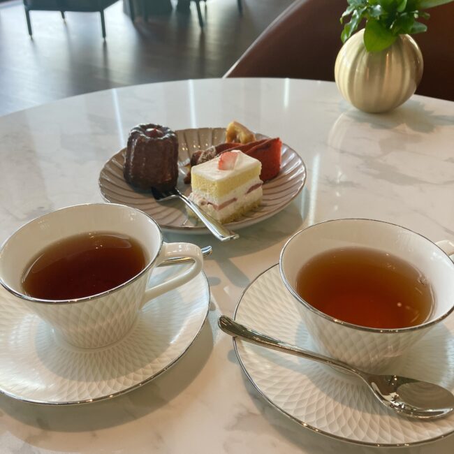 フェアモント東京のスイーツワゴンに合わせてオーダーしたのは、クラシックティーから「ダージリンブレンド」と「ディンブラ」です。