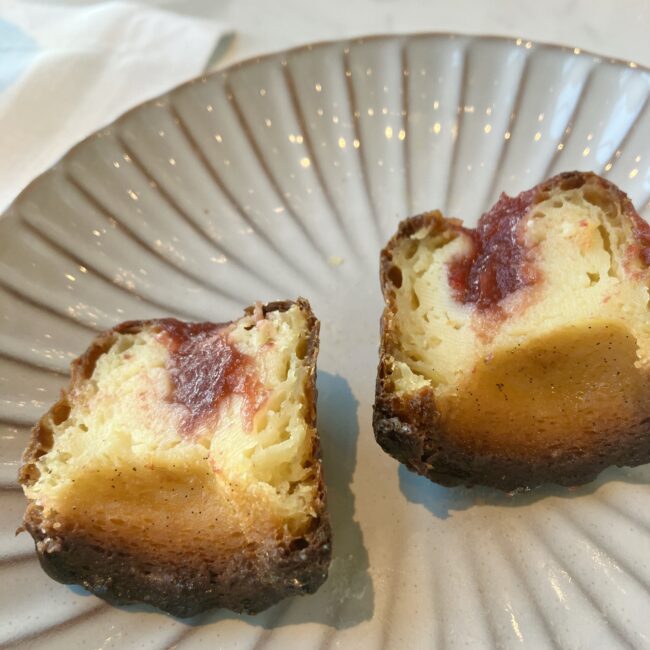 外側がカリッと焼き上がり、中は気泡を含んでしっとりとしたカヌレの断面。