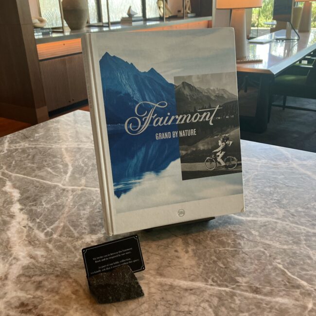 フェアモント東京のロビーに展示された非売品のブランド本「Fairmont　Grand by Nature」の表紙。ウィンストン・チャーチルやヴィクトリア女王が顧客として紹介されているページ。