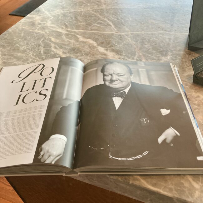 フェアモント東京のロビーに展示された非売品の歴史書「Grand by Nature」の表紙。ウィンストン・チャーチルが顧客として紹介されているページ。