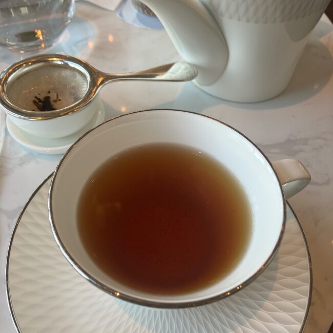 フェアモント東京の山本山・ほうじ茶。カップの奥の茶こしには、特徴である「雁金（茎）」が見える。