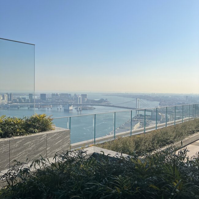 フェアモント東京35階のテラスから望む、東京湾とレインボーブリッジのパノラマビュー。遮るものがなく、空と海が広がっている。