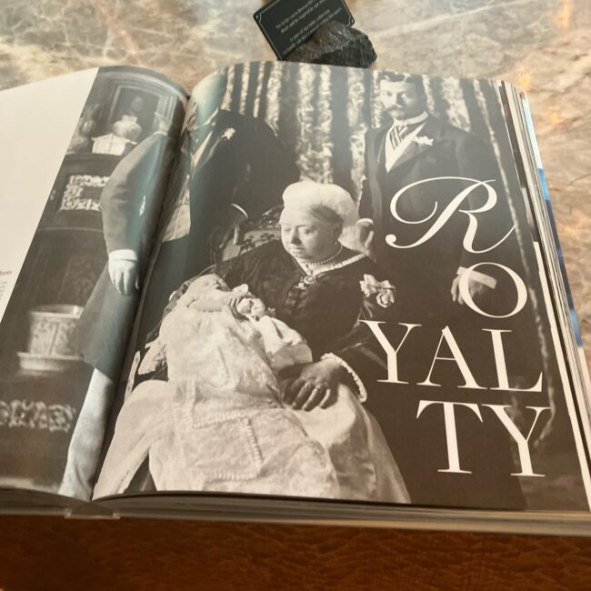 フェアモント東京のロビーに展示された非売品の歴史書「Grand by Nature」の表紙。ヴィクトリア女王が紹介されているページ。