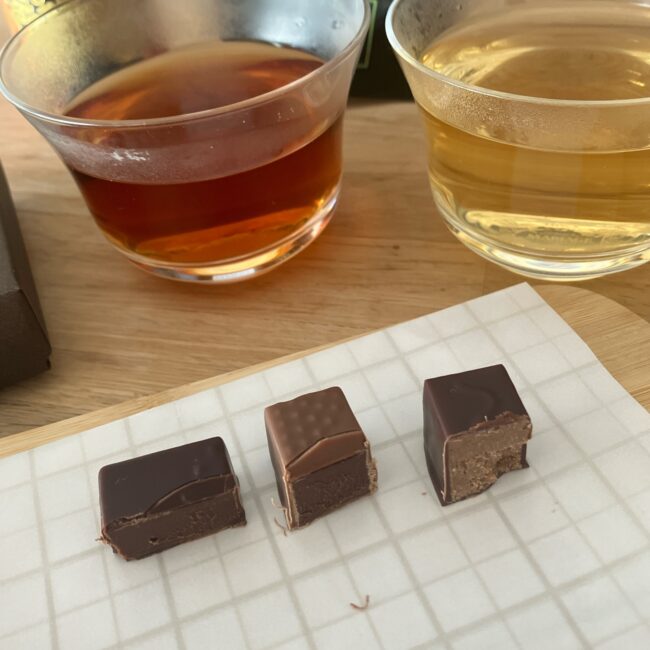 クリオロのショコラ断面図。ニルヴァナ、オレンジ・ミエルなどのガナッシュがきめ細かく乳化されており、極上の口溶けを示す滑らかな質感