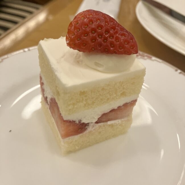 帝国ホテル ランデブーラウンジ アフタヌーンティー 苺のショートケーキ