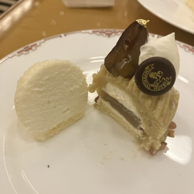 帝国ホテル ランデブーラウンジのスイーツの断面。左は濃厚なカマンベールチーズケーキ、右は金箔とホテルのロゴチョコが飾られた和栗のモンブラン。