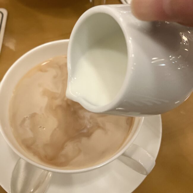 帝国ホテルのウヴァ紅茶に温かいミルクを注ぐ様子 ミルクティー